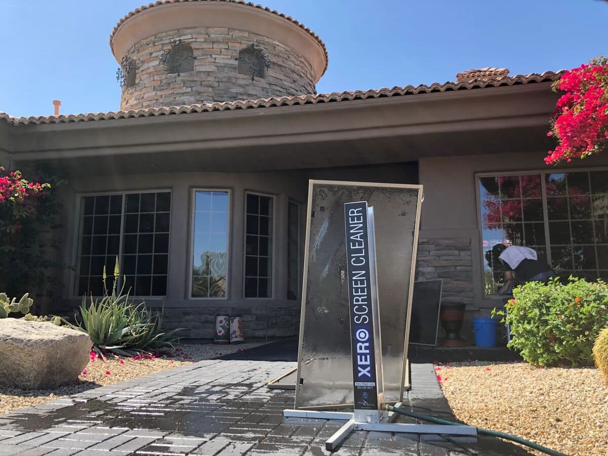 Screen cleaning station